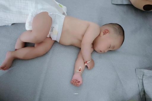 代怀包生男孩机构宝宝几个月可以吃水果
